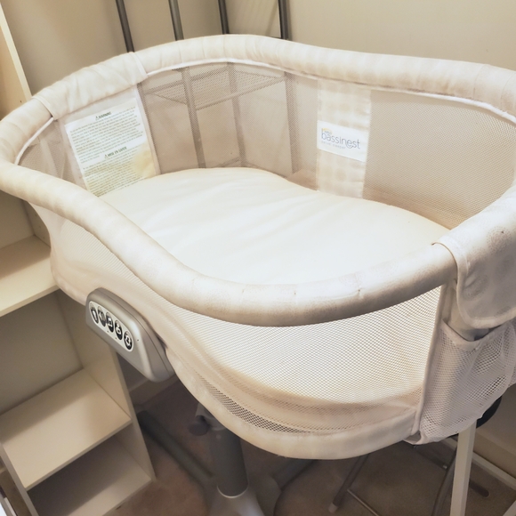 Halo Baby Bassinet with Mesh Sides Metal Stand - Picture 1 of 5